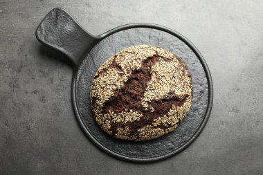 Taze çavdar ekmeği ve gri masa, üst manzara.