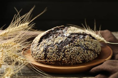 Taze çavdar ekmeği, tohum ve çivili tahta masa, yakın plan.