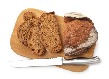 Taze ekmek ve bıçak parçaları beyaza izole edilmiş.