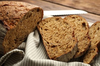 Masanın üzerinde taze ekmek parçaları, yakın plan.