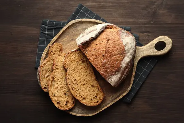 Tahta masanın üstünde taze ekmek parçaları, üst manzara.