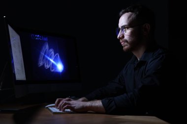 Ofisteki masada dijital çizimle çalışan mühendis