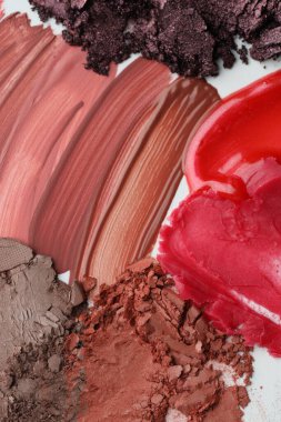 Beyaz arka planda farklı kozmetik ürünleri, düz yatış