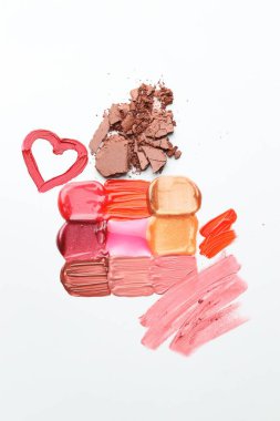 Beyaz arka planda farklı kozmetik ürünleri, düz yatış