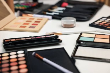 Makyaj malzemeleri ve fırçalar makyaj masasında, yakın plan.