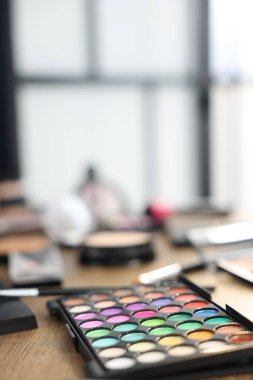 Kapalı alanda, ahşap masada farklı makyaj ürünleri var. Metin için boşluk