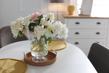 Yemek odasında vazo çiçekli güzel masa ayarları, metin için boşluk.