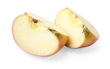 Taze elma parçaları beyaza izole edilmiş.