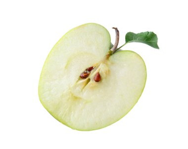 Beyaz yapraklı taze elmanın yarısı