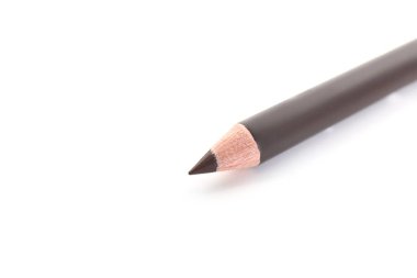 Bir kahverengi kaş kalemi beyaza izole edilmiş.