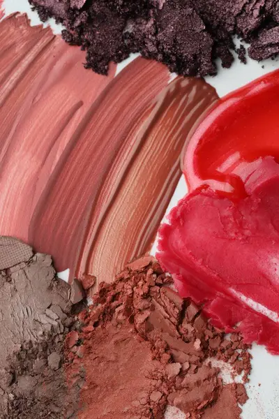 Beyaz arka planda farklı kozmetik ürünleri, düz yatış