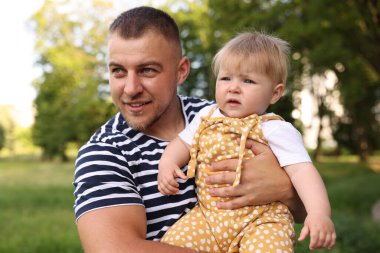 Gülümseyen baba ve yeni doğan bebeği dışarıda. Babalar Günün kutlu olsun.