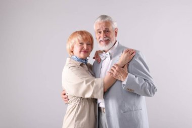 Açık gri arka planda sevimli yaşlı çift, mesaj için alan