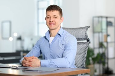 Ofisteki yakışıklı adamın portresi.