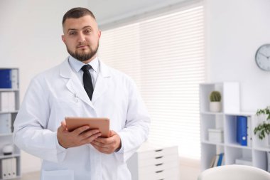 Klinikte tabletli doktor, mesaj için yer var. Online tıbbi danışmanlık