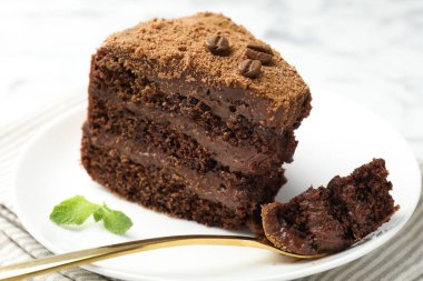 Kahve çekirdekli, nane ve çatallı lezzetli çikolatalı kek.