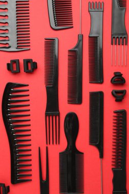 Kırmızı arka planda farklı kuaför aletleri, düz yatıyordu