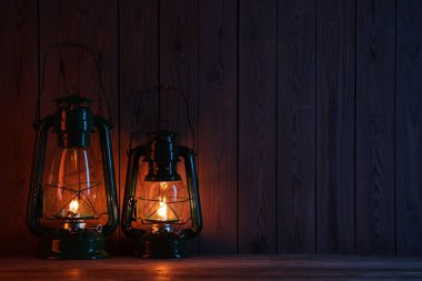 Ahşap masada eski gazyağı fenerleri, metin için boşluk