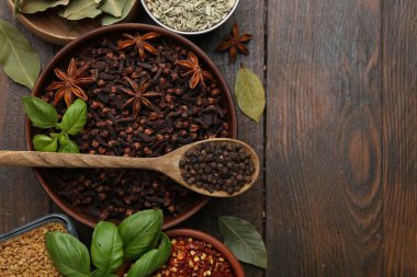 Tahta masada farklı aromatik baharatlar var. Metin için boşluk