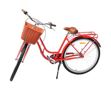 Beyaz arka planda sepeti olan bir bisiklet.