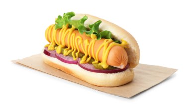 Turşulu, marullu, soğanlı ve hardallı leziz sosisli sandviç.