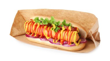 Sebzeli, hardallı ve ketçaplı leziz sosisli sandviç.