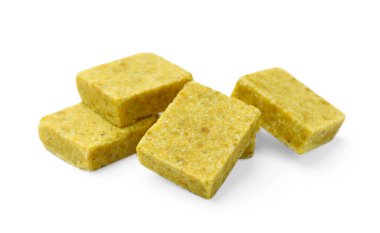 Beyaz üzerine izole edilmiş lezzetli aromatik bulyon küpleri.