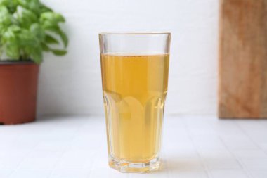 Bardakta kirli su, beyaz fayanslı masa, yakın plan.