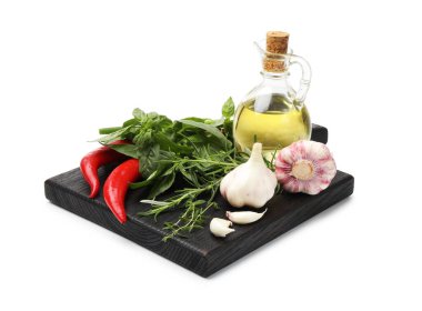 Farklı taze otlar ve baharatlar beyaza izole edilmiş.