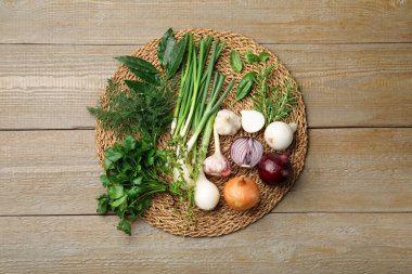 Farklı taze otlar, soğanlar ve sarımsak.