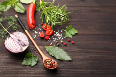 Ahşap masada farklı taze otlar ve baharatlar, yakın plan. Metin için boşluk