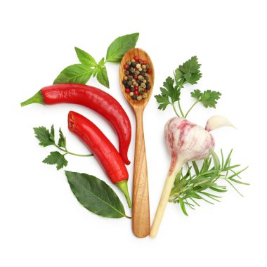 Farklı aromatik otlar, ürünler ve biberli kaşık beyaz, üst görünümde izole edilmiş