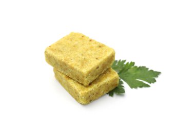 Aromatik bulyon küpleri ve maydanozlar beyaz üzerine izole edilmiş.