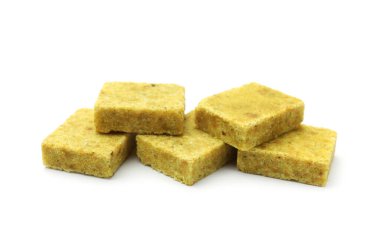 Beyaz üzerine izole edilmiş bir sürü aromatik bulut kübü