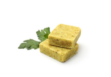 Aromatik bulyon küpleri ve maydanozlar beyaz üzerine izole edilmiş.