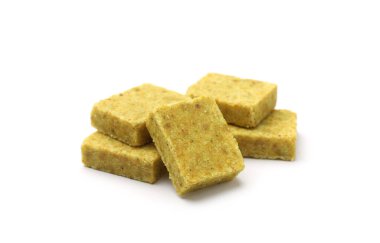 Beyaz üzerine izole edilmiş bir sürü aromatik bulut kübü