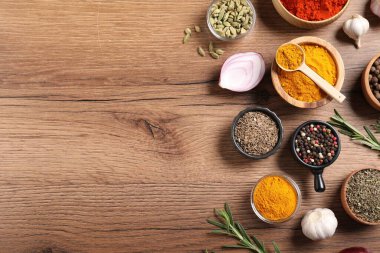 Tahta masada farklı aromatik baharatlar var. Metin için boşluk