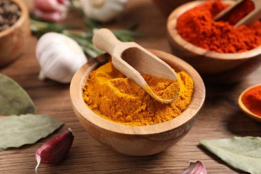 Ahşap masada farklı aromatik baharatlar, yakın plan.