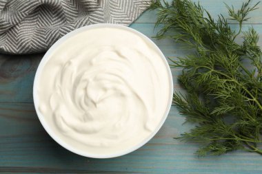 Lezzetli ekşi krema, mavi ahşap masa, üst manzara.