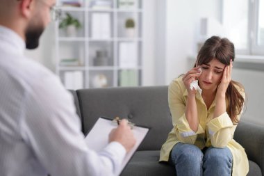 Ofiste hastayla çalışan profesyonel psikolog, seçici odaklanma