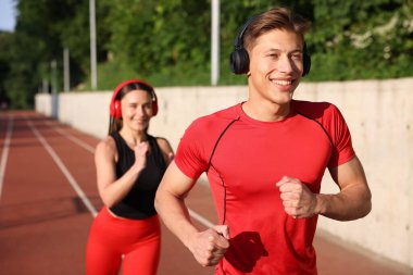 Stadyumda koşan sportif çift, seçici odak