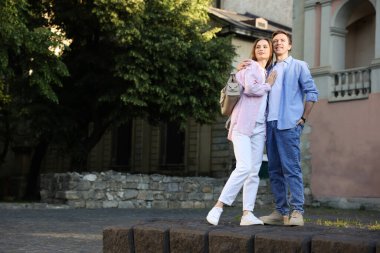 Şehir caddesinde birlikte yürüyen sevimli çift, mesajlaşmak için yer var.