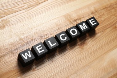 Kara küplerden yapılmış tahta masaya hoş geldiniz.