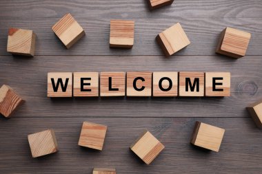 Hoş geldin Masadaki tahta küplerden yapılmış, düz uzanmış