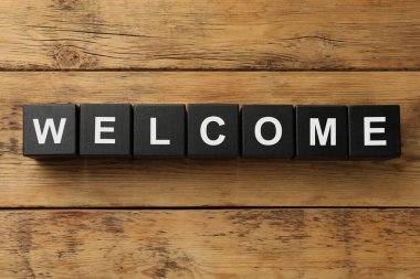 Kara küplerden yapılmış tahta masaya hoş geldiniz.