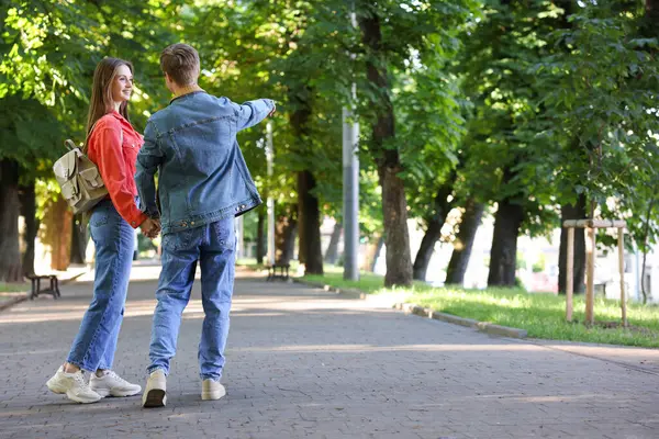 Parkta birlikte yürüyen sevimli çift, mesaj atmak için yer var.
