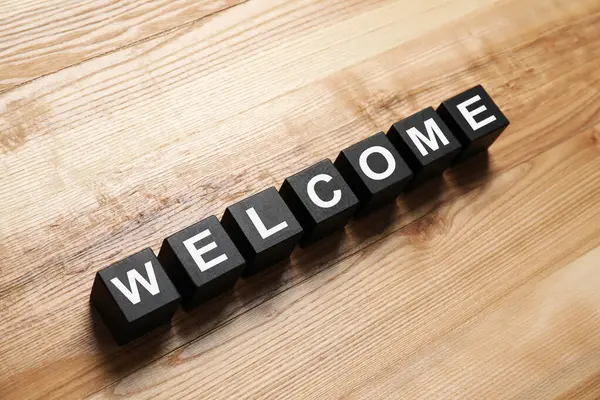 Kara küplerden yapılmış tahta masaya hoş geldiniz.