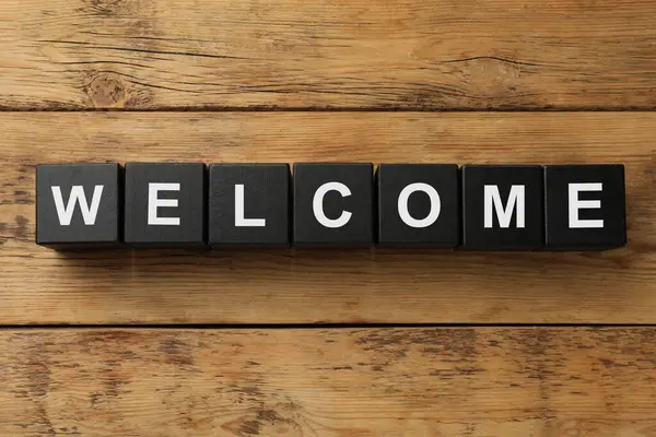 Kara küplerden yapılmış tahta masaya hoş geldiniz.