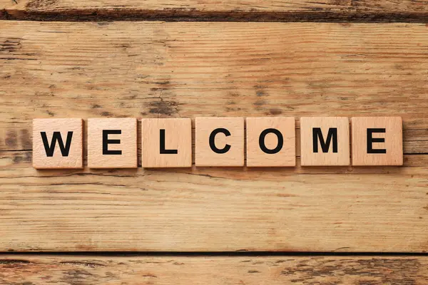 Kelime Masadaki tahta küplerden yapılmış hoş geldin, üst manzara