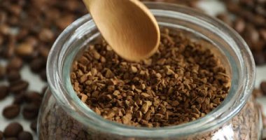 Kavanozdan hazır kahveyi kaşıkla alan kadın, yakın plan.